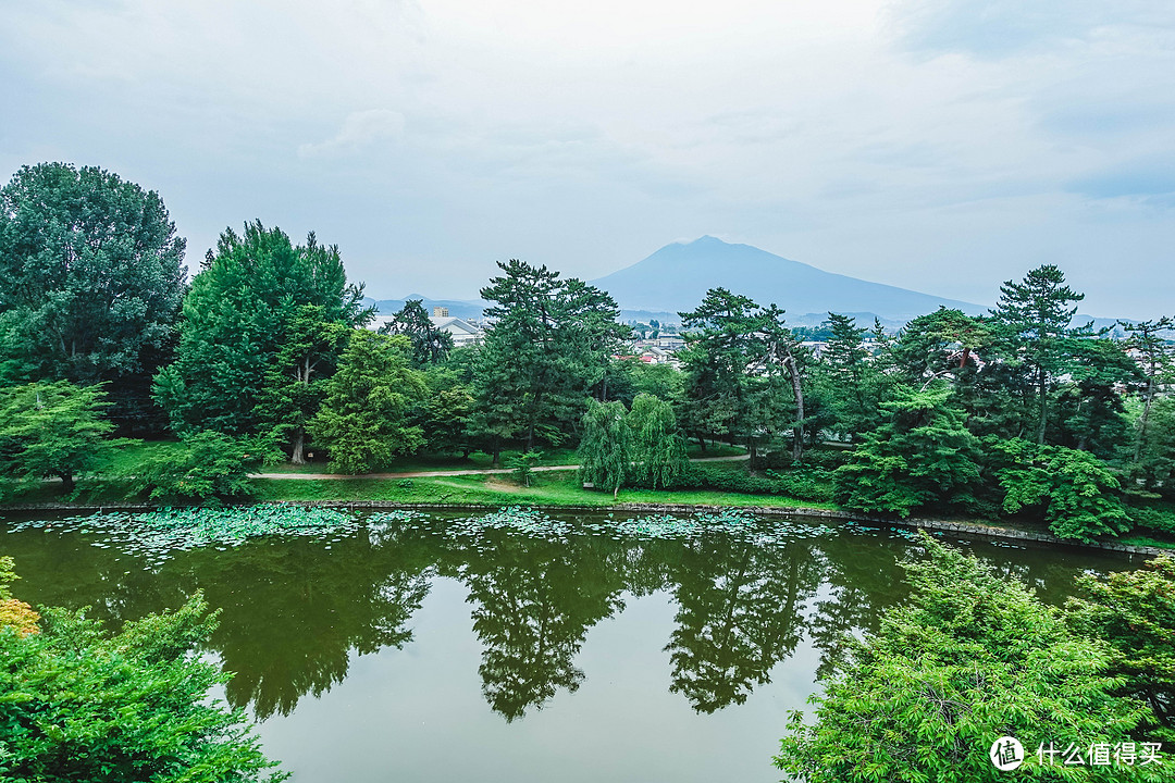 弘前城内有池塘可远眺远处的山岳