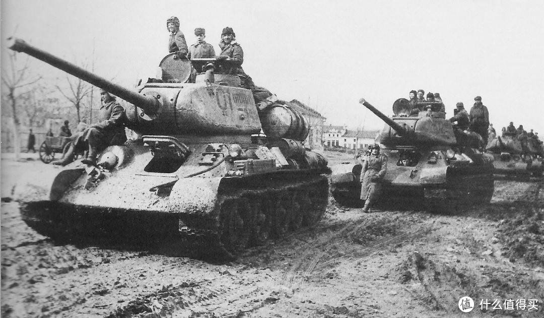 历史照片，可见履带平齐是比较还原的。顺嘴说一句，FOV曾经也出过这个雪地涂装的T-34/85