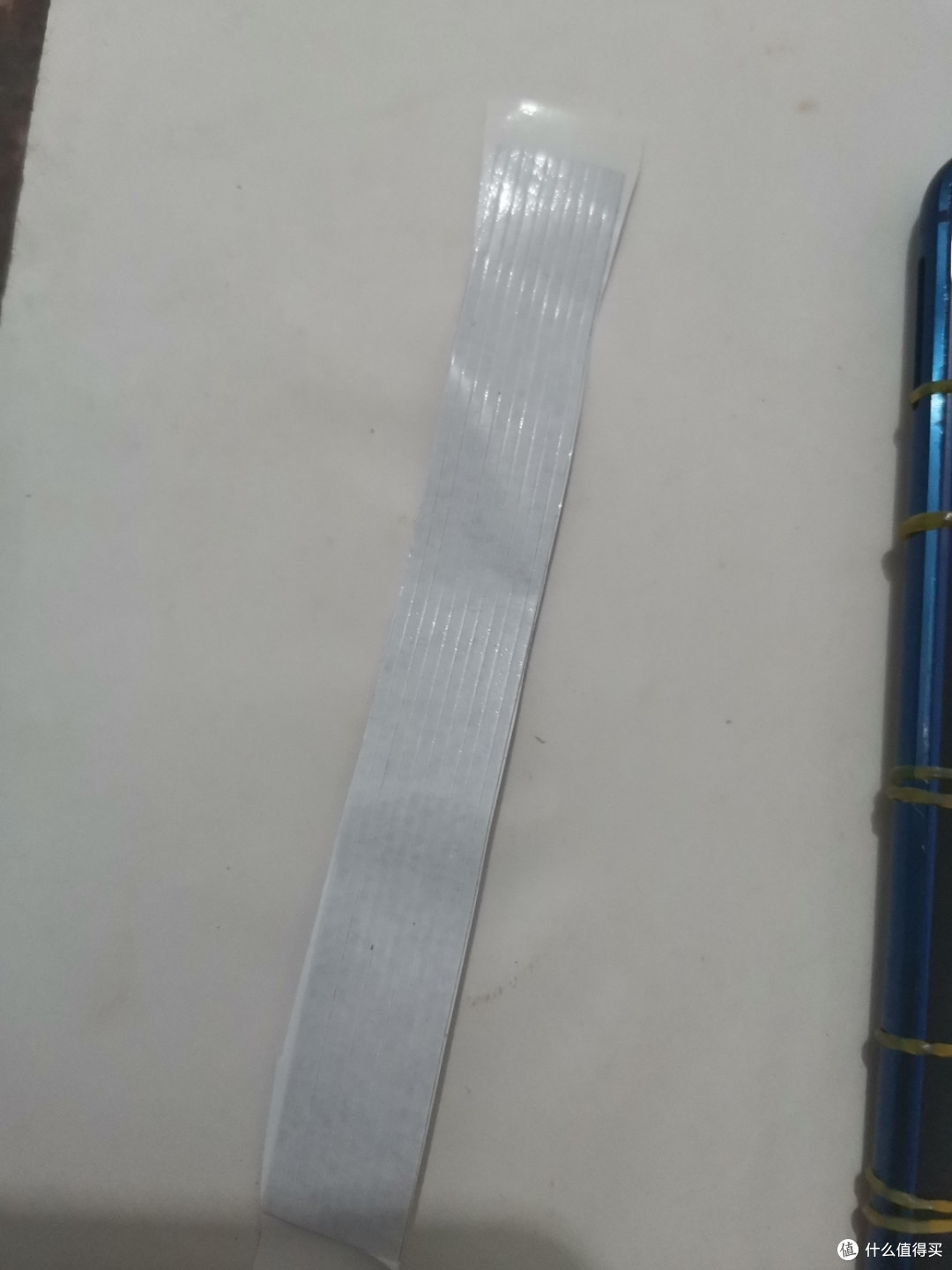 这个是送的贴电池的双面胶，电池需要贴一下固定，要不摇摇晃晃的容易坏，也危险。