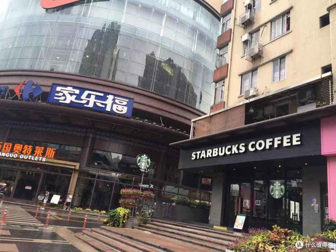 这家星巴克位于广州万国广场旁，万国广场最著名的还是他的奥特莱斯店