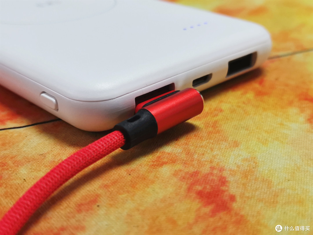 从我哥那顺走一个无线充电宝,iPhone 8也能够感受无线充电的魅力了