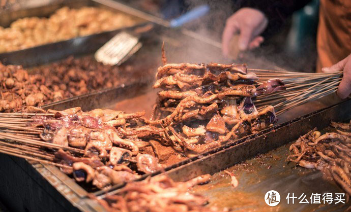 户部巷是武汉的大众食堂，在这里吃饭要不怕人挤人和排长队