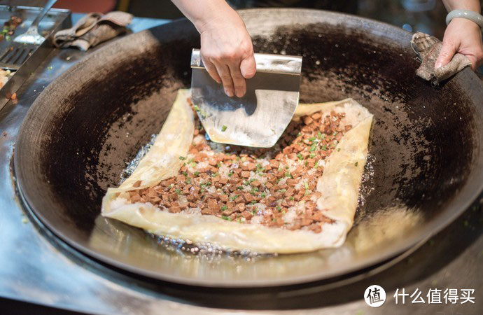 户部巷是武汉的大众食堂，在这里吃饭要不怕人挤人和排长队