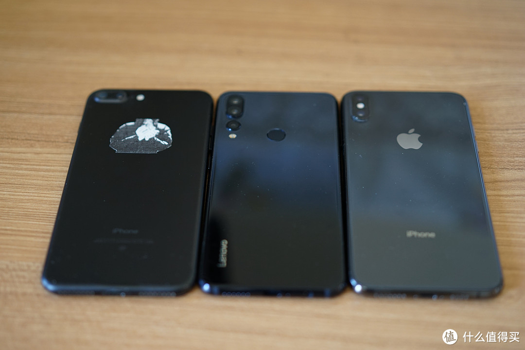 这两年的潮流都是前后玻璃的材质，Iphone 7p一对比质感就稍逊另外两个了。Z5S的背后指纹稍微有点破坏整体美感，但是成本有限的情况下指纹体验感一定一般。屏占比、正面美观、背面美观、性价比这四点不可兼得，想明白自己更需要什么就好