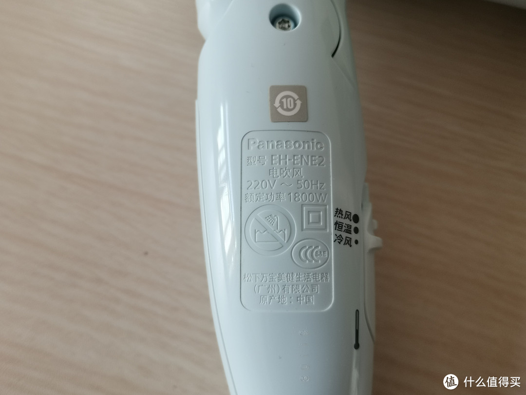 本产品功率比较大，最高功率1800w，适合吹发烫发整形