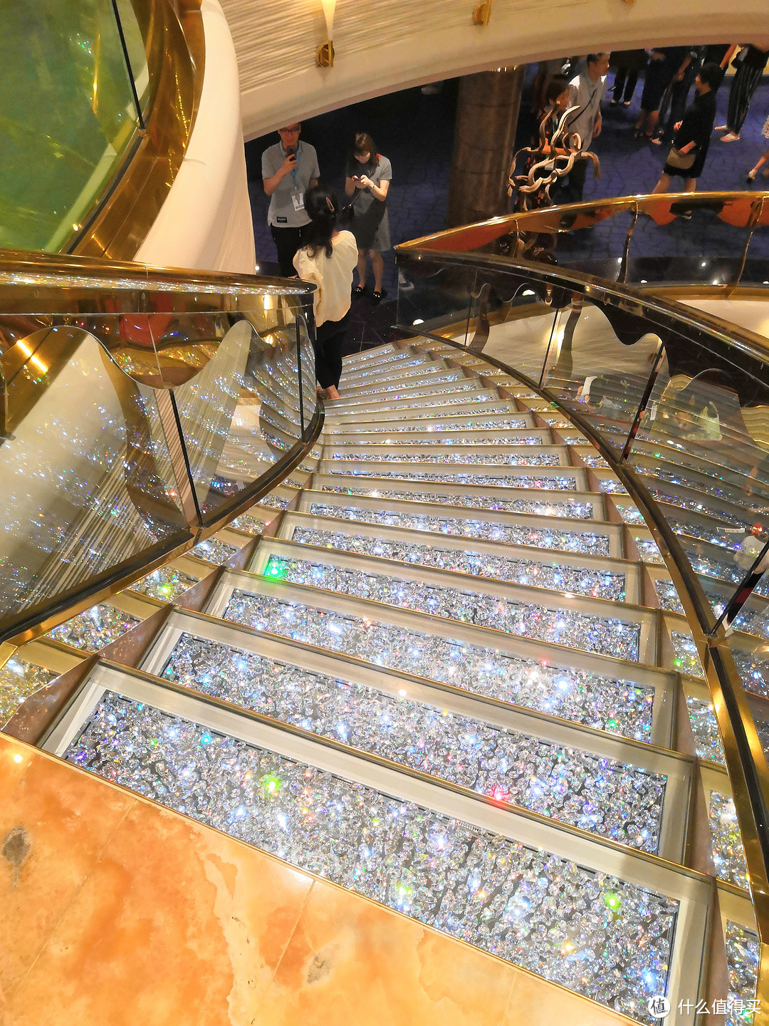 常规的银色施华洛世奇楼梯很璀璨
