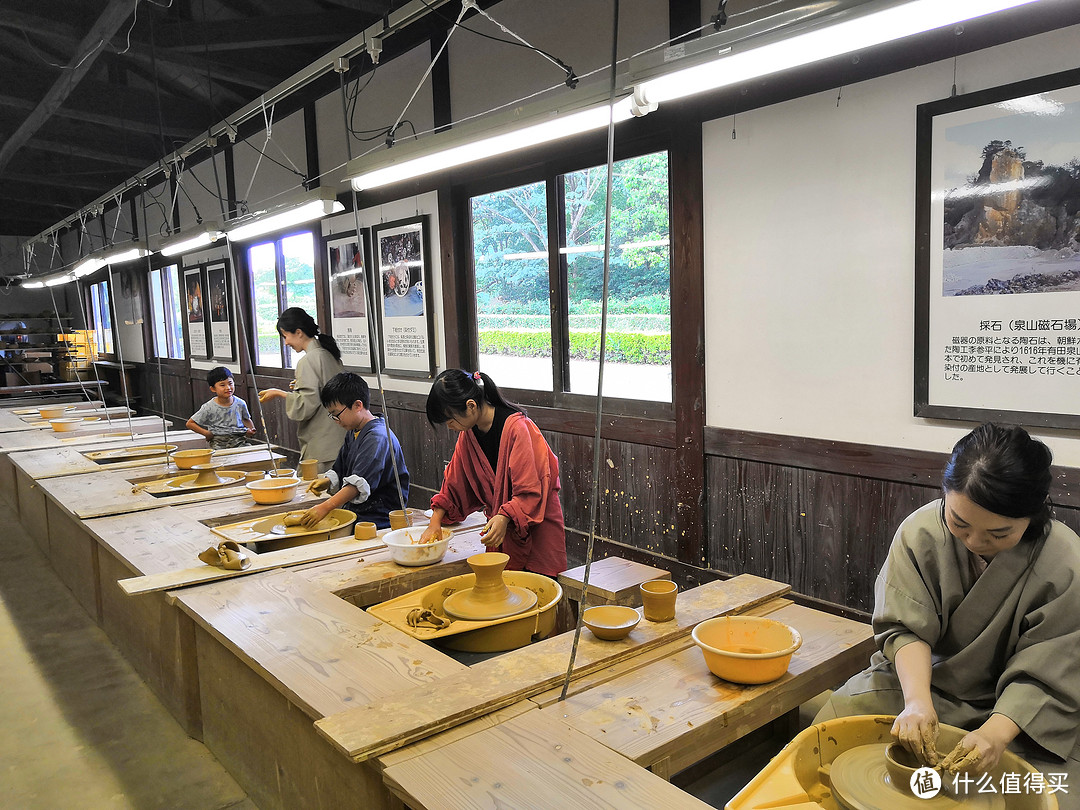 跟团的岸上行程有点差，这是在有田烧公园看到当地妈妈们带小孩体验做陶器