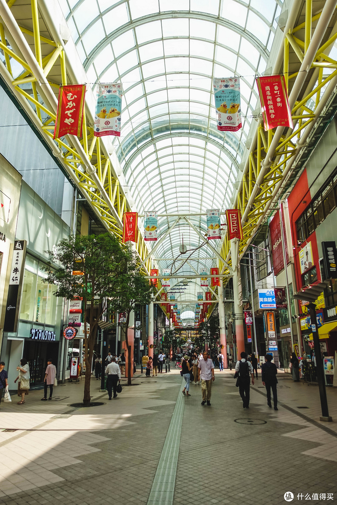 仙台最热闹的商店街就是一番街了吧，日本的商店街都差不多，有顶棚两边都是各式各样的商店