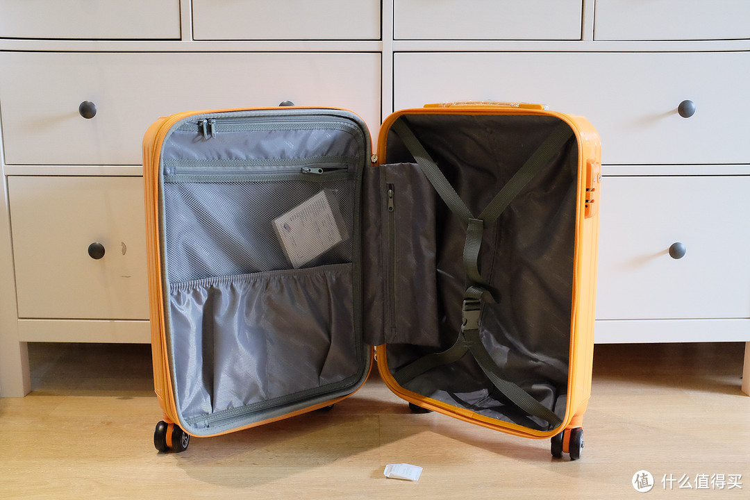 美旅箱内结构为一侧拉索一侧弹力拉带，和OSDY相同，拉带质量更好一些。美旅有中缝小件储存袋。