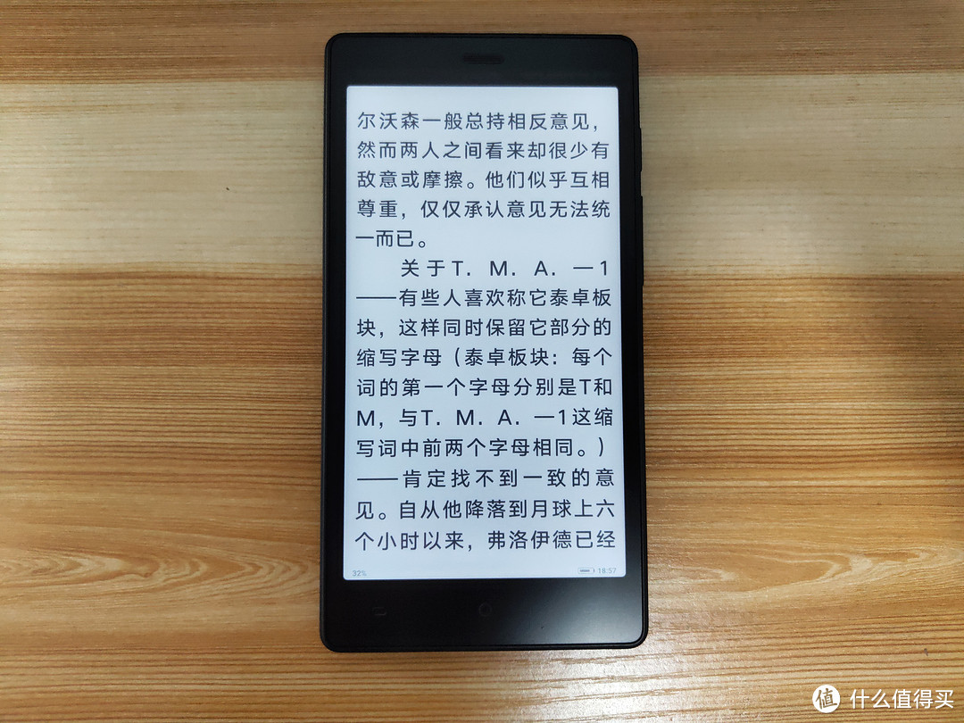 阅读界面类似kindle，左下角显示进度，右下角显示电量和时间，比较人性化