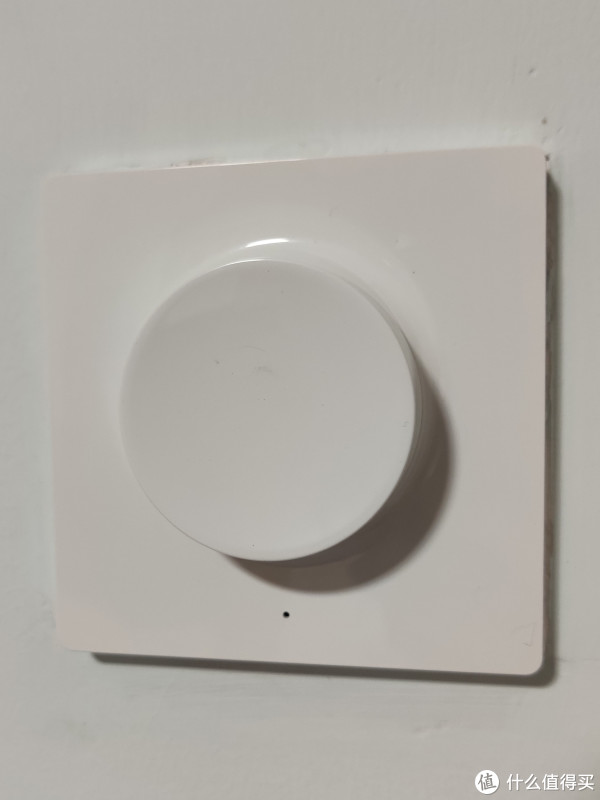 撕下贴纸，下面那个小黑点是指示灯，在进行操作时会闪，跟Yeelight的遥控器一样。