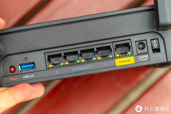 还提供一个USB3.0接口方便接外部存储。开关设计非常工业化，我非常震惊还有路由器用这种开关。