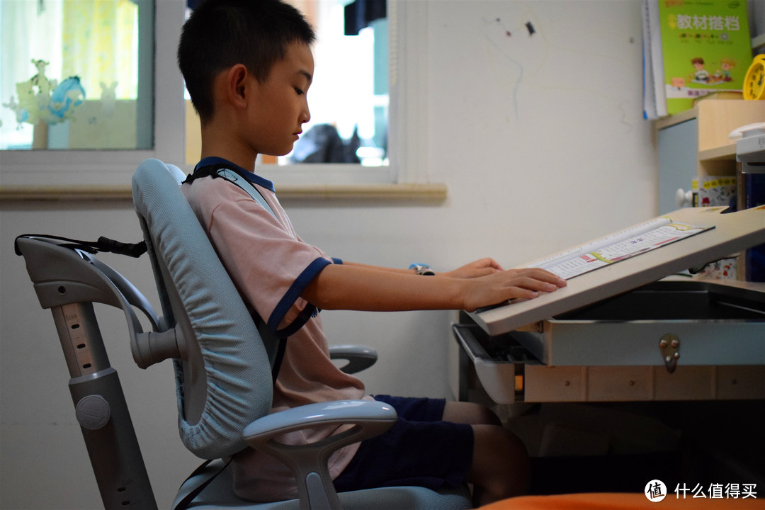 纠正坐姿，预防近视的好帮手----黑白调学习时光 缤果2.0 人体工学儿童桌椅套装评测