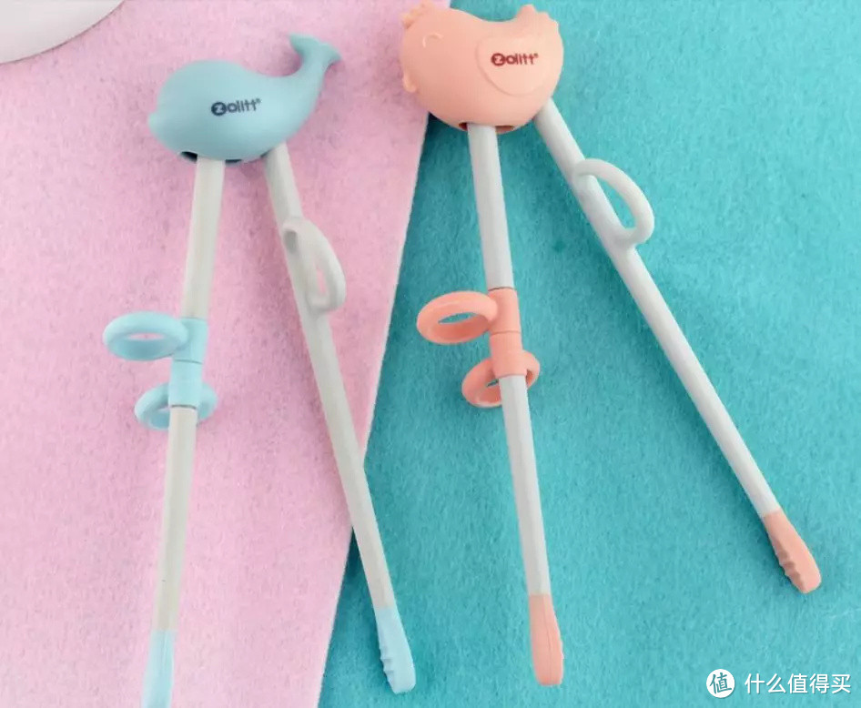 过早使用筷子会阻碍宝宝手部发展，宝宝正确的使用筷子方式家长要学会