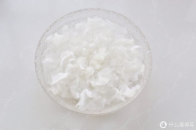 秋天气候不稳定,常给家人煲这糖水,滋阴润肺又养颜,老少皆宜!