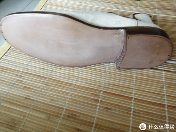 鞋底有轻微使用痕迹，估计是试穿后退货的