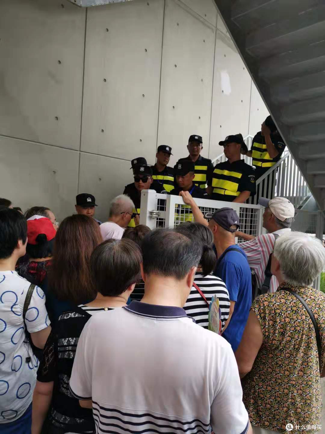 Costco开业第一天把警察都招来了 !小编现场探店,挤瘦5斤都没能进去!