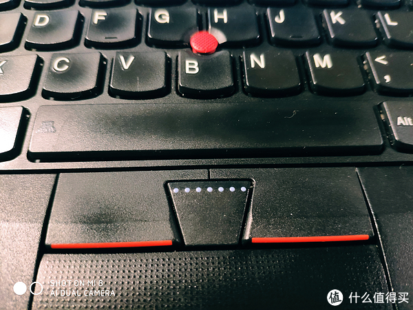 键盘和触摸板油光，可以看出原机主不常用小红点