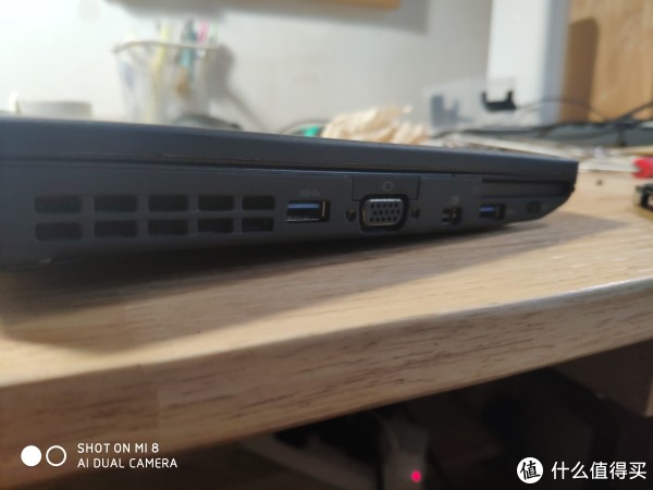 两个USB3.0一个VGA一个DP一个无线开关和一个Express Card