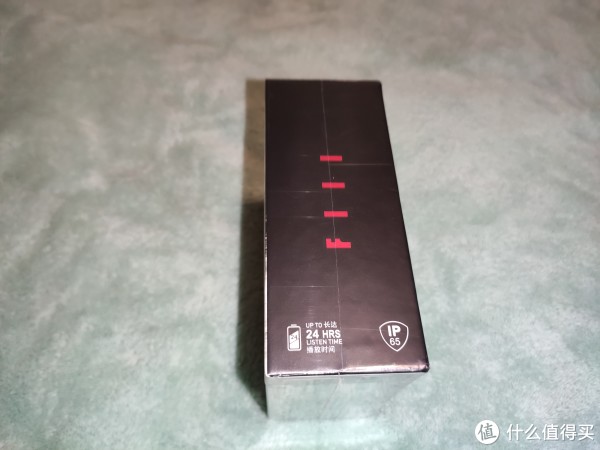 侧面是FIIL的LOGO