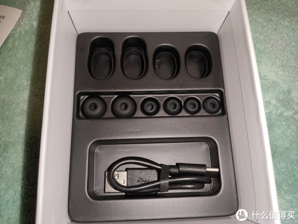 内部是各种规格乳胶制品还有Type-C充电线