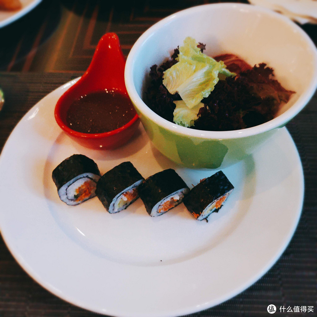 寿司卷及蔬菜色拉