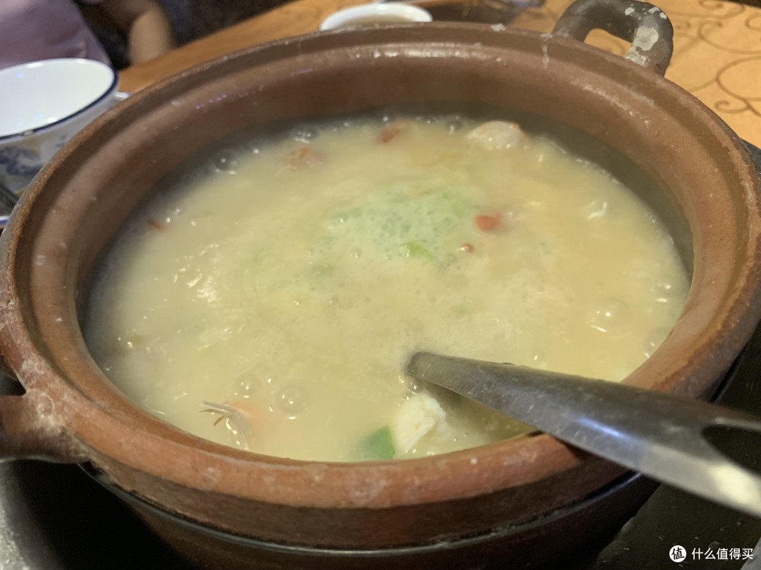 好吃实惠的海鲜砂锅粥，家常小菜也不错