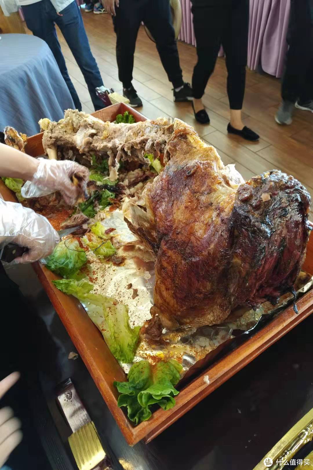 烤全羊,就剩后腿和羊臀了