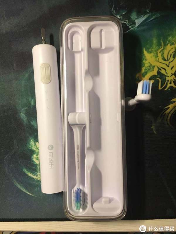 旅行盒真的是方面了经常出行的人，除了电动牙刷柄还赠蹭了两个刷头，被我立起来的是敏感型刷头对于我这样的新手小白还是用温柔一点得刷头吧，清洁型刷头据说威力要强一些暂时没敢对自己的牙下手，看了其他大神的测评貌似强度还能接受，期待其他小伙伴的反馈。