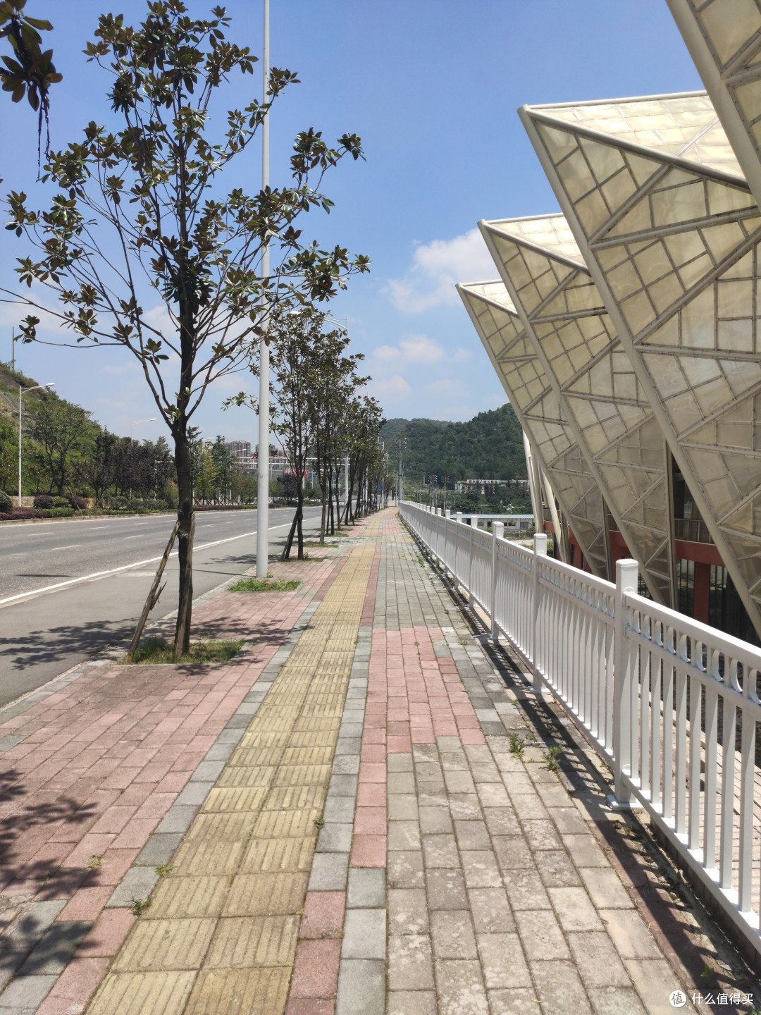 右边好像是贵州省财经学院,还没开学冷清清的。