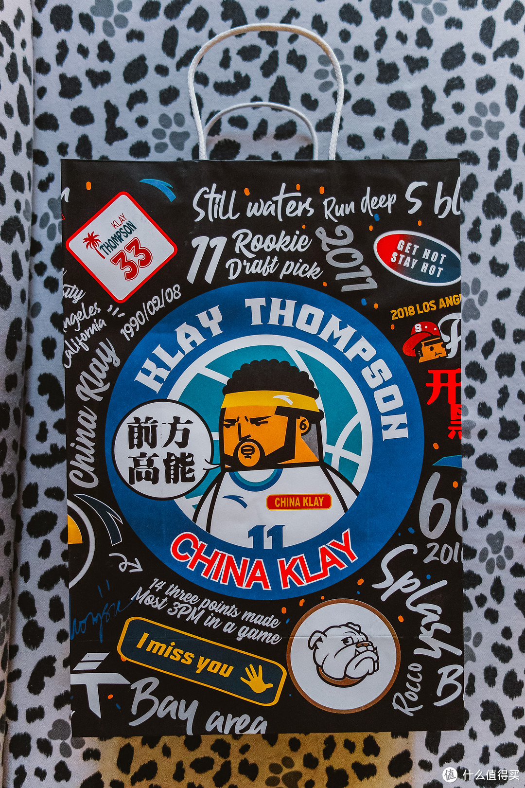 附赠的纸袋作为整体包装的设计一部分,很漂亮