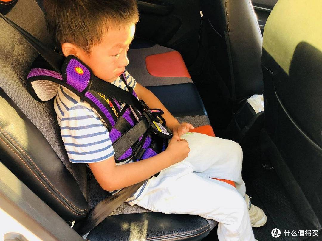 抱娃还带儿童座椅坐网约车？哈喽粑粑安全座衣就可随身携带