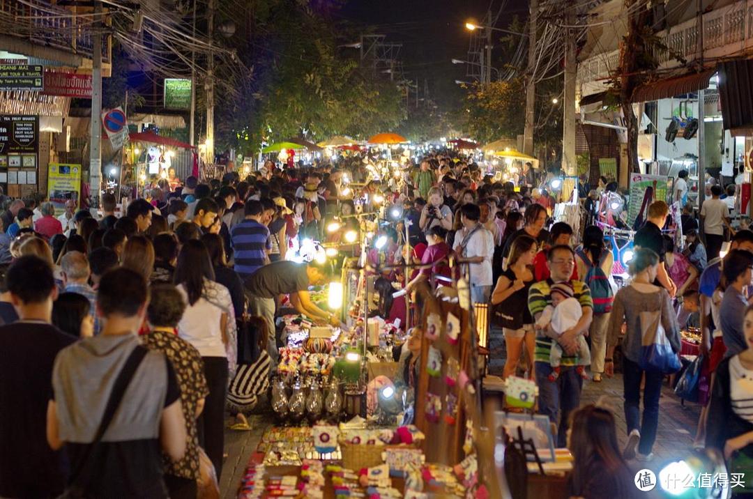 在曼谷逛夜市，就要去全亚洲最大的河畔夜市，还可体验夜市摩天轮