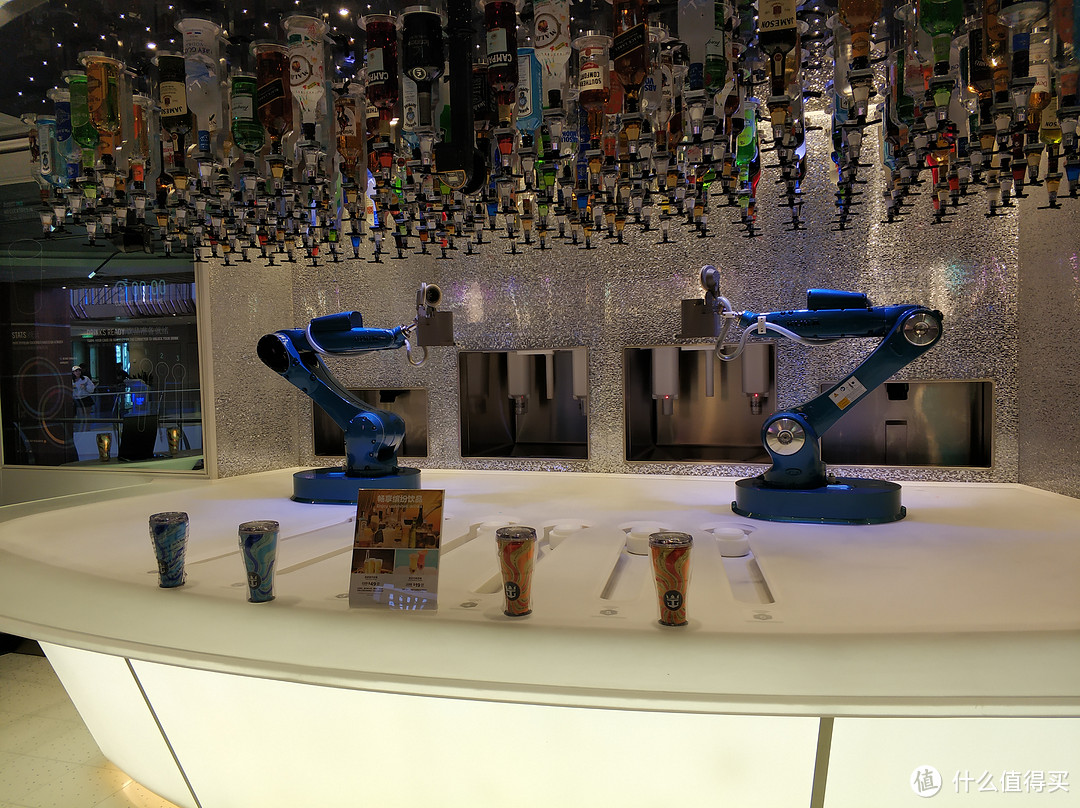 和量子号完全一模一样的机器人酒吧