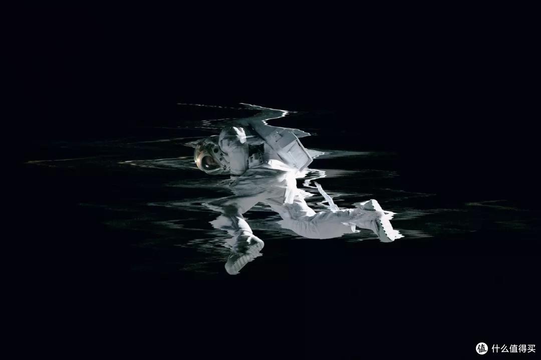 △ 混沌、虚无、一片漆黑，不知道这是罗伊的内心，还是宇宙的真面目