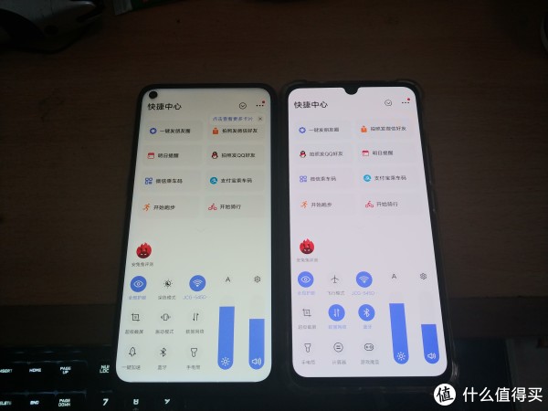 左z5x 右iqoo 白色背景的时候就能看到两者的屏幕开孔了 哈哈