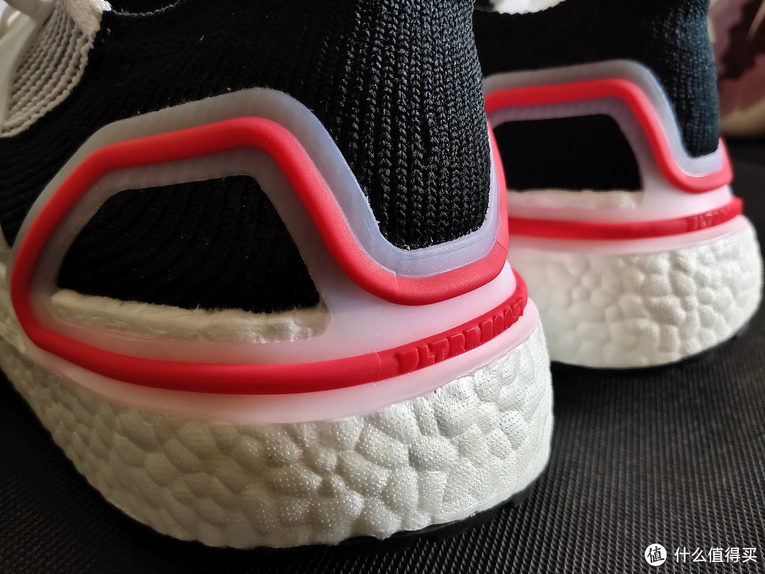 高颜值跑鞋代表，阿迪达斯 UltraBoost 19