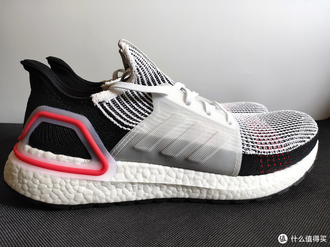 高颜值跑鞋代表，阿迪达斯 UltraBoost 19