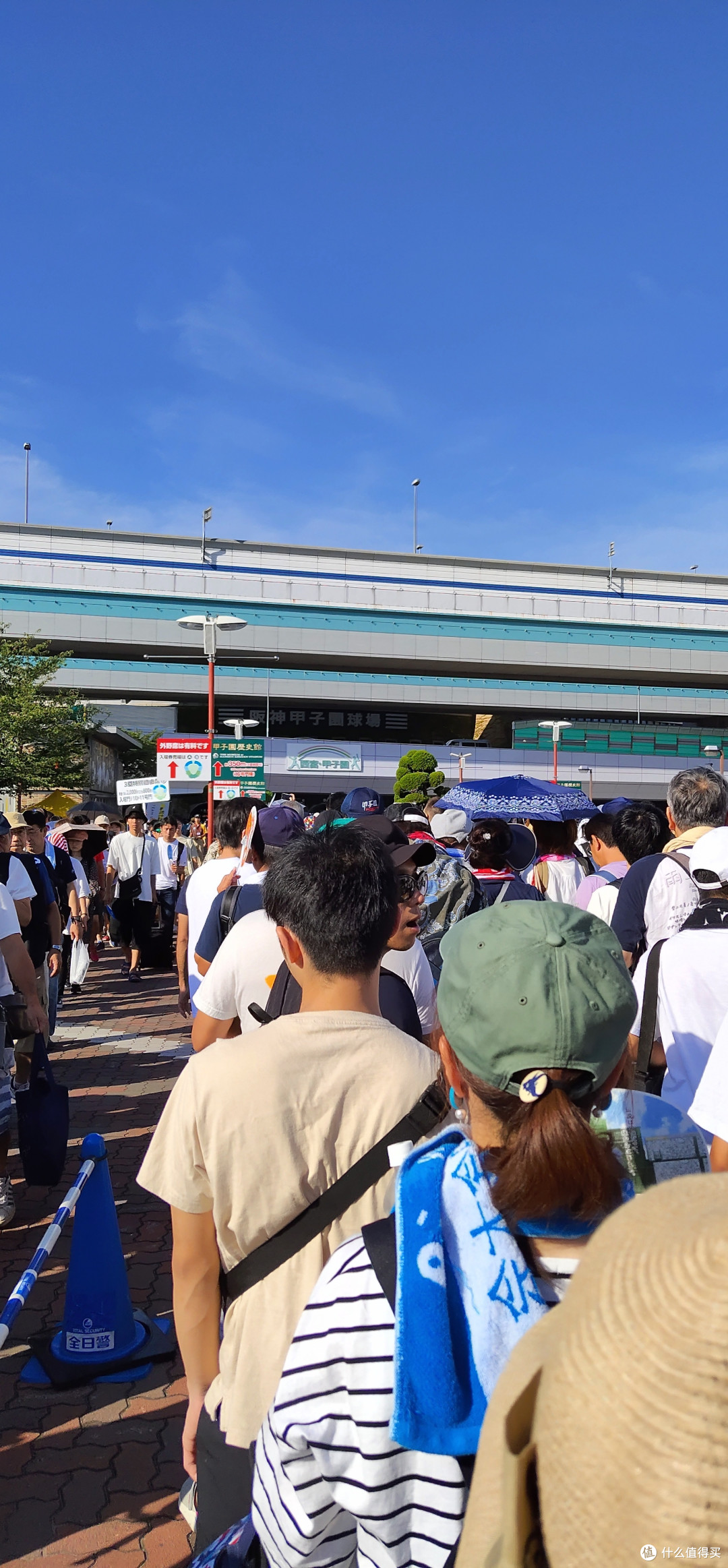 我7点35下电车看到的蛇形长队