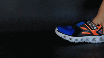 斯凯奇童鞋使用体验(闪灯|防滑|减震|后跟)