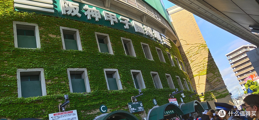 排队时抬头就是阪神甲子园的招牌