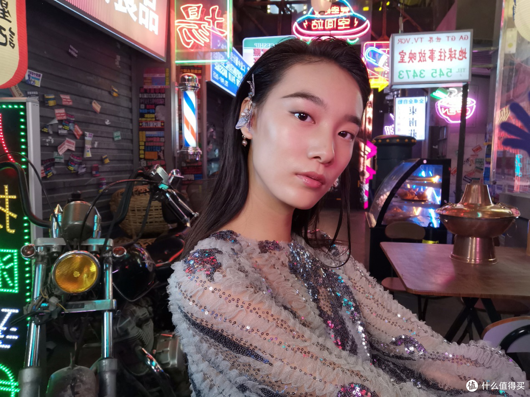 不愧是你！荣耀20S靠神仙颜值+犀利自拍 抢尽风头