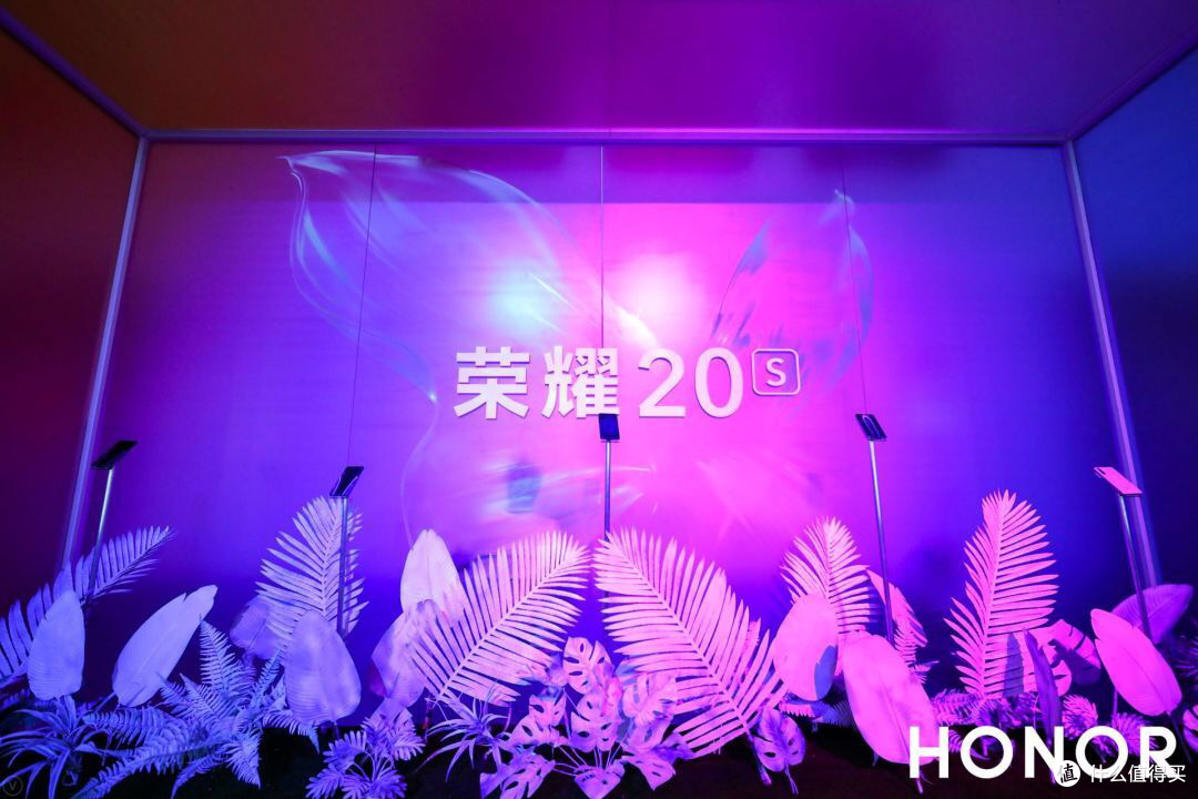 不愧是你！荣耀20S靠神仙颜值+犀利自拍 抢尽风头