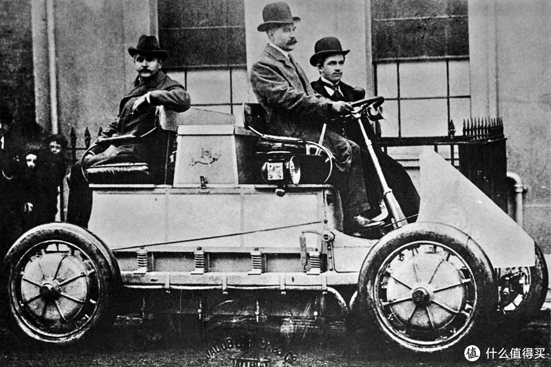 ▲ Lohner-Porsche，Porsche的第一辆电（混）动车，轮毂电机，增程动力，这些时髦的概念在100多年前就出现了。
