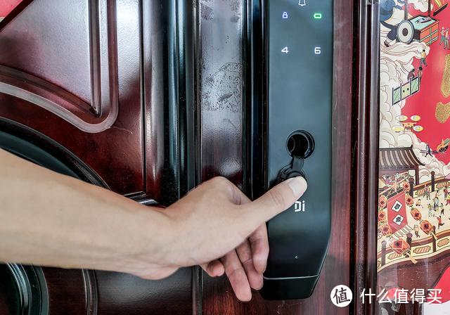 不用指纹、不用钥匙，在门口站一下自动开门：德施曼小嘀R5智能锁