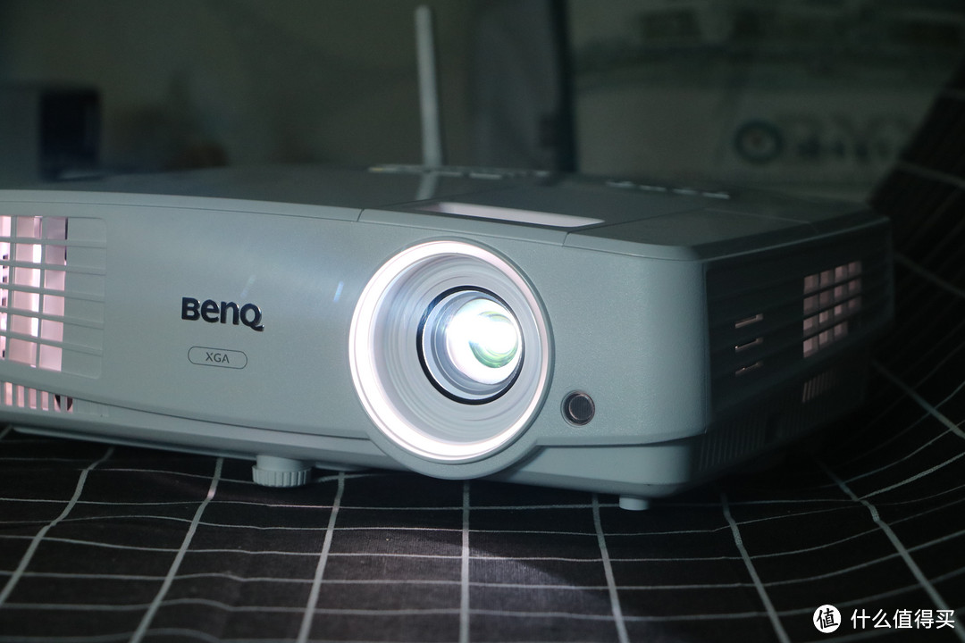 对于办公投影仪来说，投影仪流明高到底有多重要？BenQ明基E500投影仪