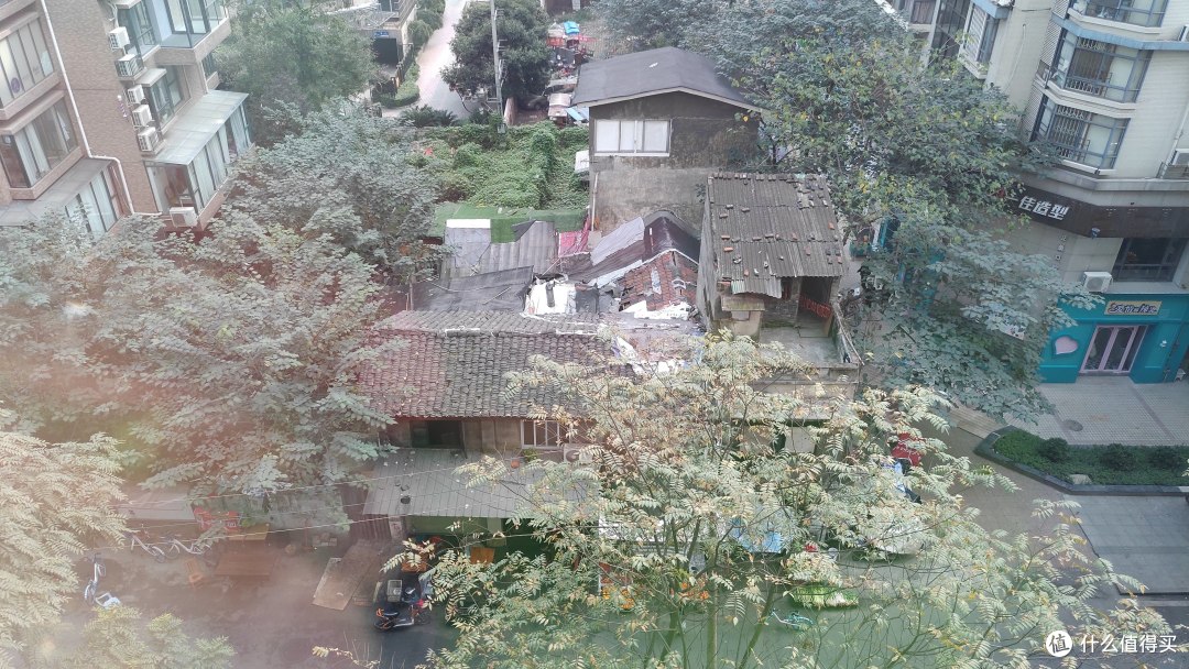走廊窗边的棚户景