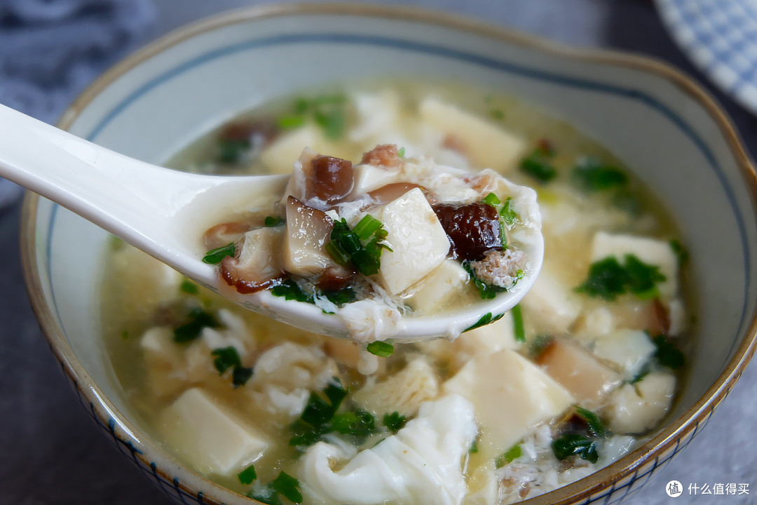 需要材料:主料:牛肉80克,绢豆腐1盒,香菇3朵,蛋白1个,香菜1棵调味:白