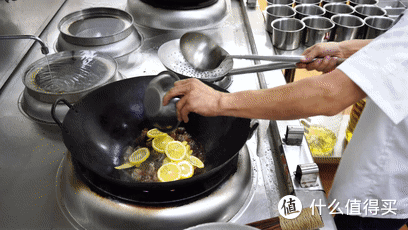 厨师长教你:“糖醋排骨”的创新做法,味道香甜不腻口!