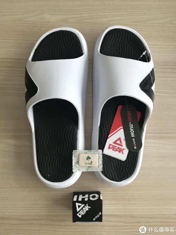 一双鞋子、一个态极科技球、一个香片
